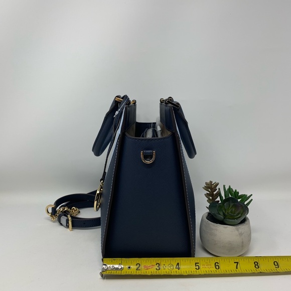 Michael Kors Prism Medium Messenger - Picture 3 of 10